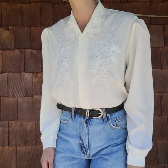 Beautiful white blouse - Picture 2 of 7